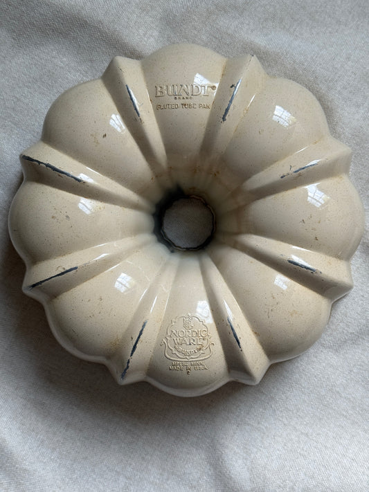 Vintage Nordic Ware Bundt Pan | Beige Enamel Cast Aluminum
